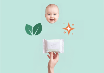 물티슈의 모든 것: 3가지 주요 성분부터 친환경까지 완벽 분석 a hand holding a baby's face
