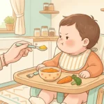 아기가 이유식 의자에 앉아 입을 다물고 엄마가 내미는 숟가락을 거부하는 장면, 트레이에 당근과 브로콜리가 놓인 따뜻한 주방 일러스트