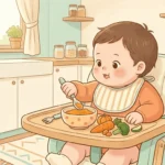 통통한 아기가 이유식 의자에 앉아 단호박 이유식을 숟가락으로 먹으려는 장면, 트레이 위에 당근과 브로콜리가 놓인 따뜻한 주방 일러스트
