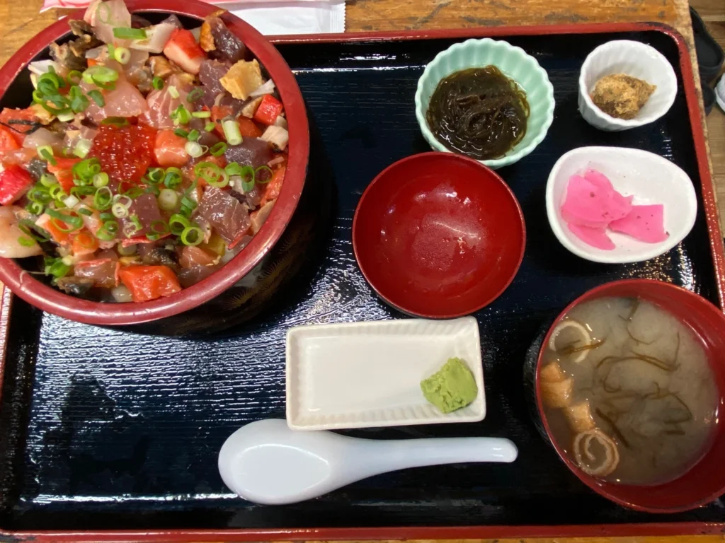 우오마루 바라치라시 세트, 붉은 그릇에 연어알과 해산물이 가득 올라간 카이센동과 미소국 세트
