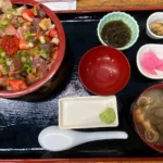 우오마루 바라치라시 세트, 붉은 그릇에 연어알과 해산물이 가득 올라간 카이센동과 미소국 세트