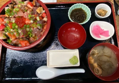 우오마루 바라치라시 세트, 붉은 그릇에 연어알과 해산물이 가득 올라간 카이센동과 미소국 세트