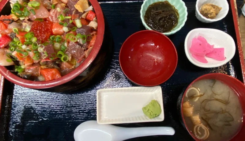 우오마루 바라치라시 세트, 붉은 그릇에 연어알과 해산물이 가득 올라간 카이센동과 미소국 세트