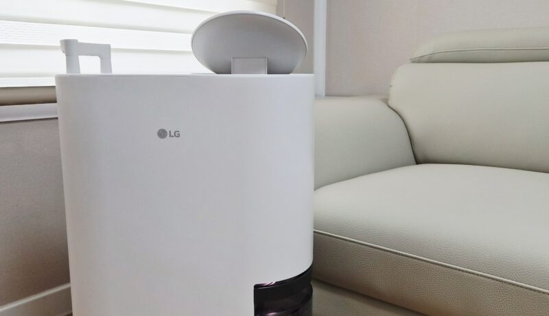 LG 휘센 오브제컬렉션 제습기 DQ134MWEC 거실 설치 모습 - Useful Life Hub 거실 소파 옆에 놓인 흰색 LG 휘센 오브제컬렉션 제습기 DQ134MWEC, 하단에 투명 물통이 보이는 모습