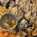 불판 위에 구워진 삼겹살과 김치, 콩나물이 놓인 사진, 삼겹살 볶음밥 포화지방
