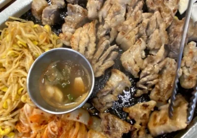 불판 위에 구워진 삼겹살과 김치, 콩나물이 놓인 사진, 삼겹살 볶음밥 포화지방